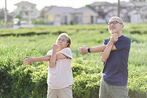 老夫婦が運動をしている